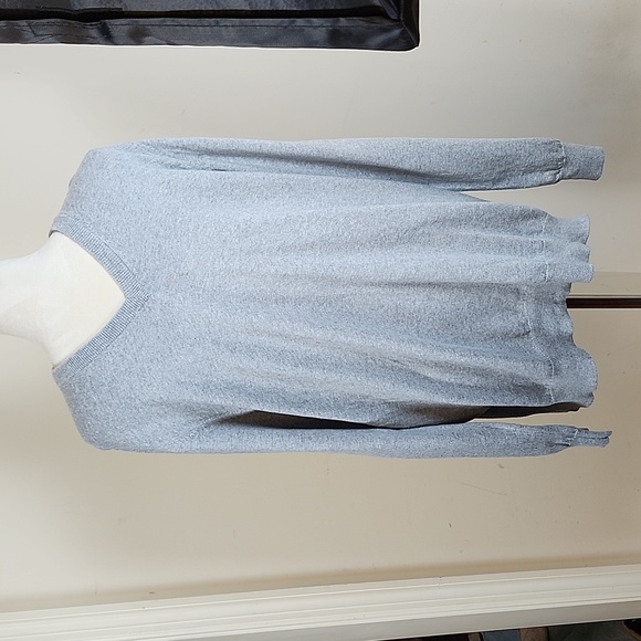 L.L. Bean Men's Light Gray V Neck, Long Sleeve, Lightweight, Pull Over Sweater - Picture 2 of 7